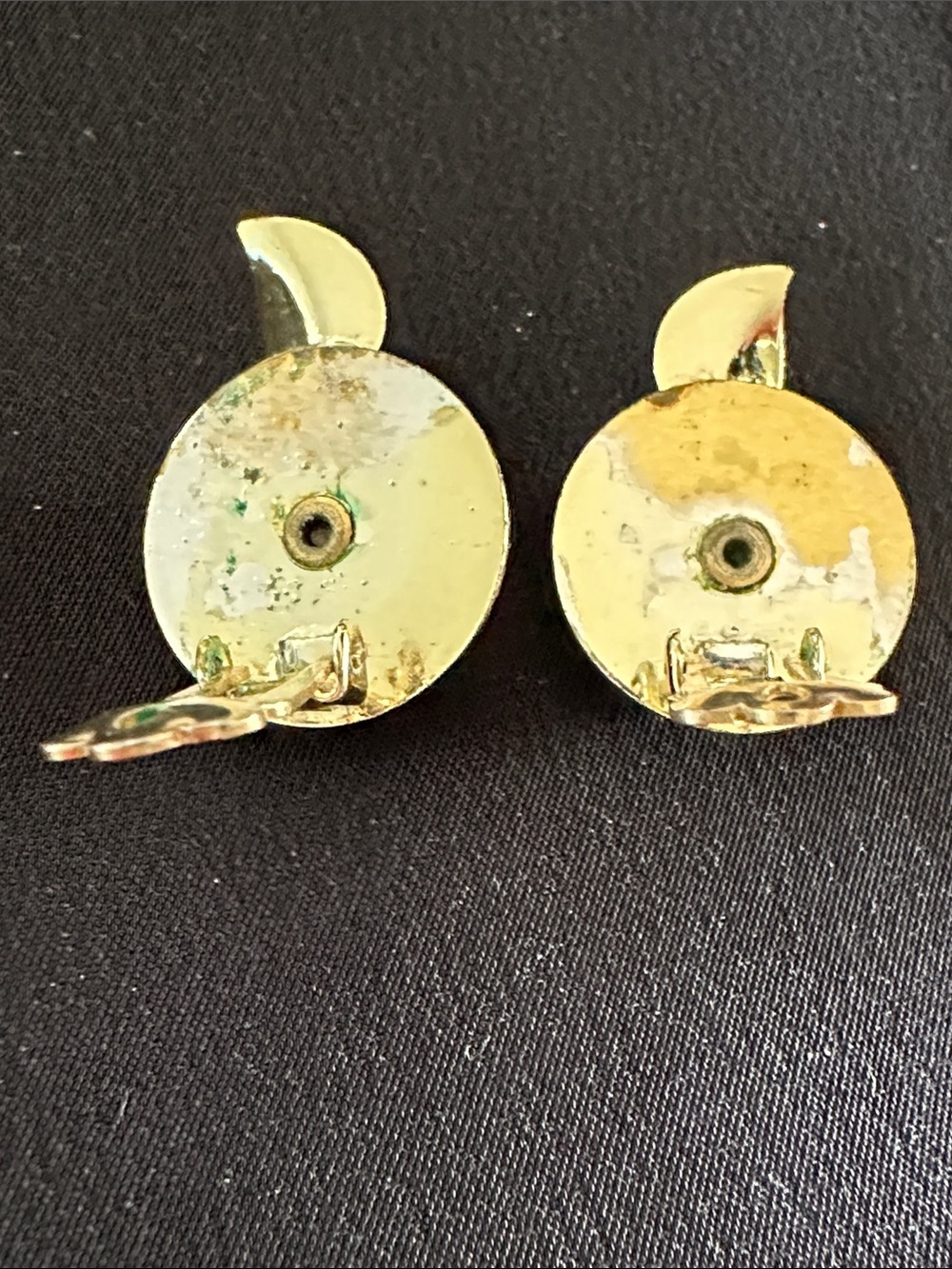 Vintage Coro GUC jade clip on earrings in goldtone plated leaf design - Picture 3 of 6